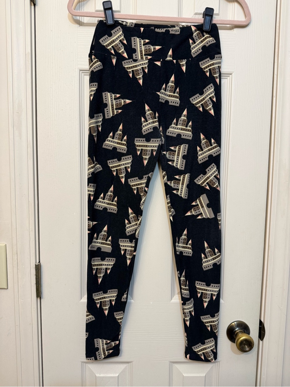 Women’s LuLaroe Black Castle-Print Leggings OS